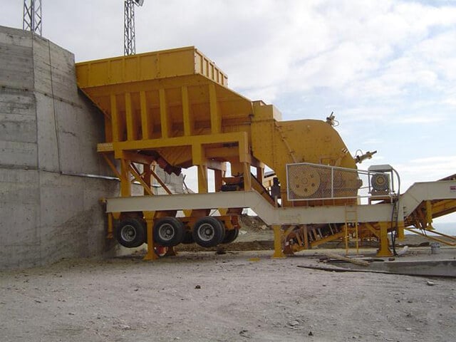 Vibrating feeder construction site