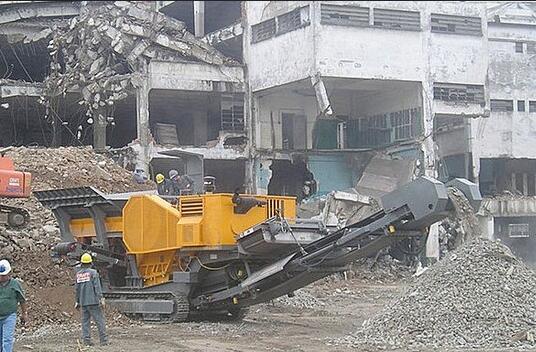 mobile construction waste crusher