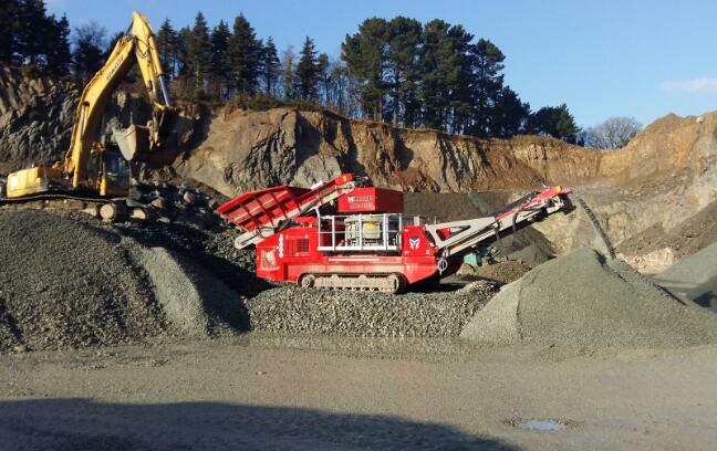 mobile rock crushing plant